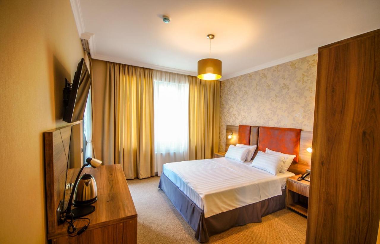 Hotel Montana クヴァリアティ エクステリア 写真